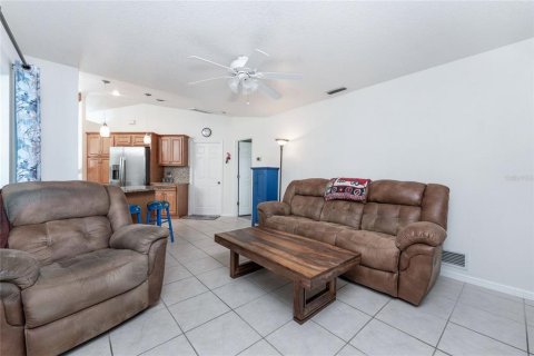 House in Port Charlotte, Florida 3 bedrooms, 139.91 sq.m. № 1893911 - photo 18