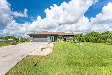 House in Port Charlotte, Florida 3 bedrooms, 139.91 sq.m. № 1893911 - photo 2