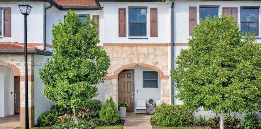 Adosado en Hialeah, Florida 3 dormitorios, 137.77 m2 № 2045577