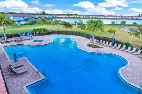 Adosado en venta en Hialeah, Florida, 3 dormitorios, 137.77 m2 № 2045577 - foto 21