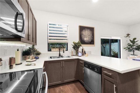 Adosado en venta en Hialeah, Florida, 3 dormitorios, 137.77 m2 № 2045577 - foto 9