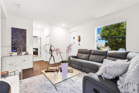 Adosado en venta en Hialeah, Florida, 3 dormitorios, 137.77 m2 № 2045577 - foto 2