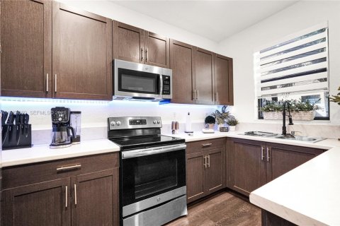 Adosado en venta en Hialeah, Florida, 3 dormitorios, 137.77 m2 № 2045577 - foto 8