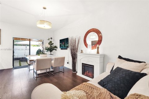 Adosado en venta en Hialeah, Florida, 3 dormitorios, 137.77 m2 № 2045577 - foto 4