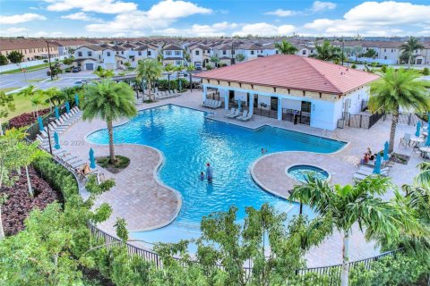Adosado en venta en Hialeah, Florida, 3 dormitorios, 137.77 m2 № 2045577 - foto 20