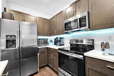 Adosado en venta en Hialeah, Florida, 3 dormitorios, 137.77 m2 № 2045577 - foto 10