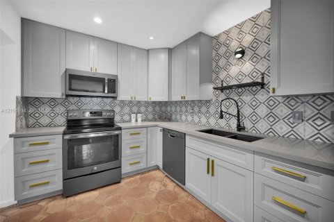 House in Oakland Park, Florida 3 bedrooms, 94.39 sq.m. № 2401332 - photo 17