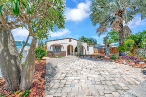 House in Oakland Park, Florida 3 bedrooms, 94.39 sq.m. № 2401332