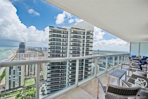 Condo in Hallandale Beach, Florida, 3 bedrooms  № 2052950 - photo 12