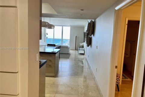 Condo in Hallandale Beach, Florida, 3 bedrooms  № 2052950 - photo 13