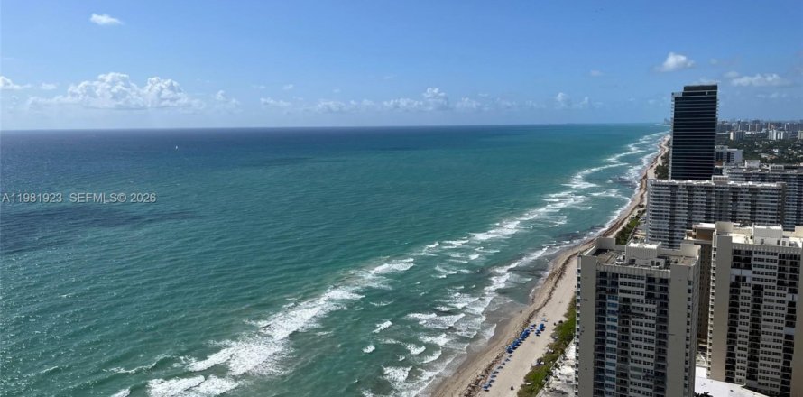 Condo in Hallandale Beach, Florida, 3 bedrooms  № 2052950