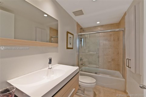 Condo in Hallandale Beach, Florida, 3 bedrooms  № 2052950 - photo 8