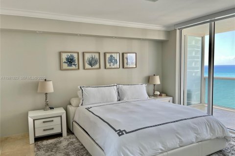 Condo in Hallandale Beach, Florida, 3 bedrooms  № 2052950 - photo 16