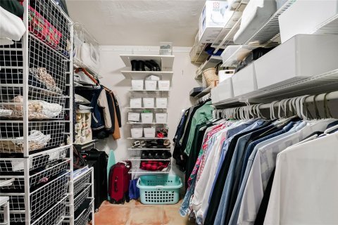 House in Miami, Florida 4 bedrooms, 184.97 sq.m. № 2040923 - photo 20