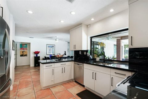 House in Miami, Florida 4 bedrooms, 184.97 sq.m. № 2040923 - photo 13