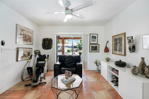 House in Miami, Florida 4 bedrooms, 184.97 sq.m. № 2040923 - photo 10