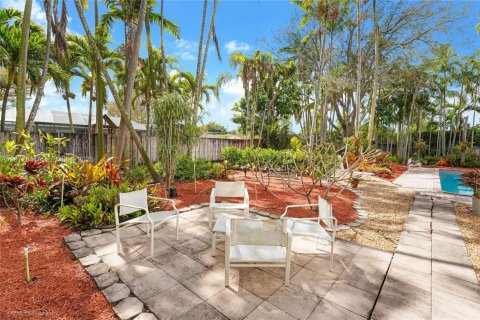 House in Miami, Florida 4 bedrooms, 184.97 sq.m. № 2040923 - photo 27