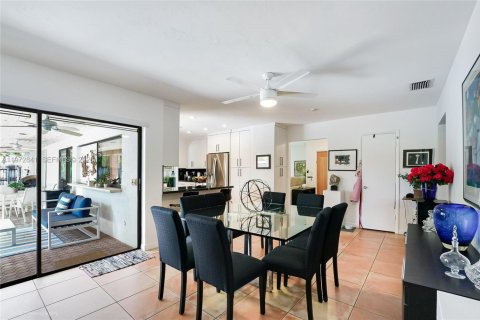 House in Miami, Florida 4 bedrooms, 184.97 sq.m. № 2040923 - photo 14