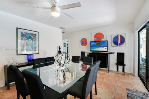 House in Miami, Florida 4 bedrooms, 184.97 sq.m. № 2040923 - photo 16