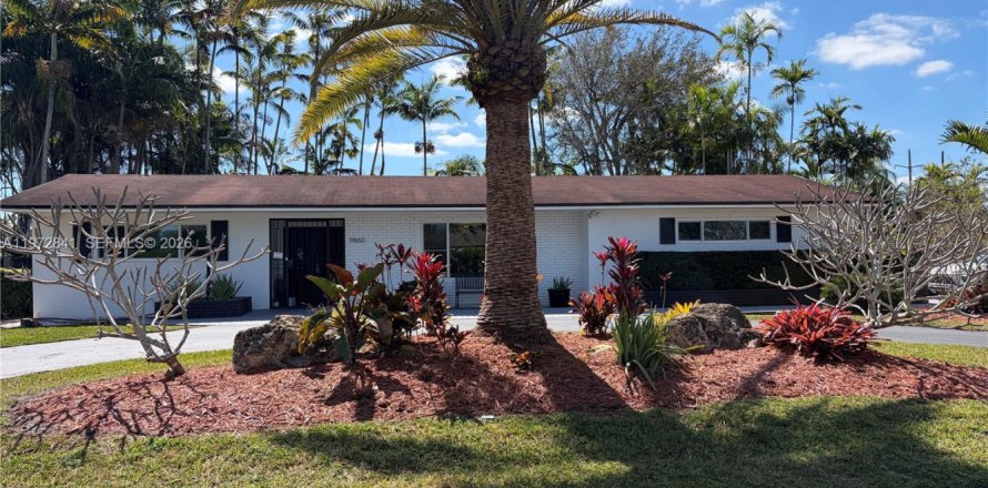 House in Miami, Florida 4 bedrooms, 184.97 sq.m. № 2040923