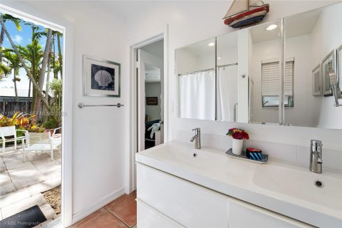 House in Miami, Florida 4 bedrooms, 184.97 sq.m. № 2040923 - photo 24