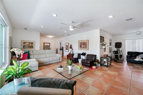 House in Miami, Florida 4 bedrooms, 184.97 sq.m. № 2040923 - photo 8