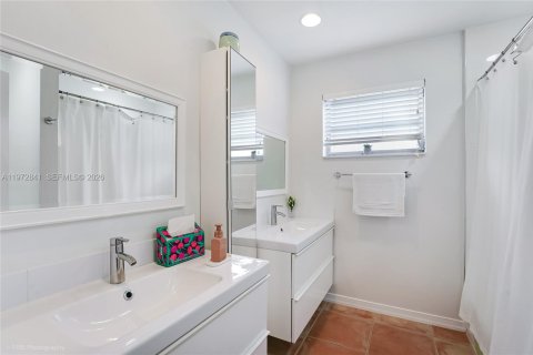 House in Miami, Florida 4 bedrooms, 184.97 sq.m. № 2040923 - photo 18