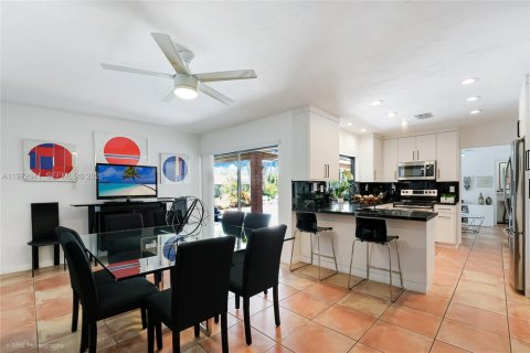 House in Miami, Florida 4 bedrooms, 184.97 sq.m. № 2040923 - photo 15