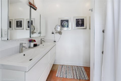 House in Miami, Florida 4 bedrooms, 184.97 sq.m. № 2040923 - photo 23