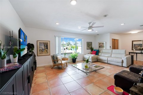 House in Miami, Florida 4 bedrooms, 184.97 sq.m. № 2040923 - photo 7