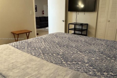 House in Hollywood, Florida 2 bedrooms, 91.51 sq.m. № 1958645 - photo 8
