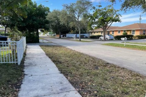 House in Hollywood, Florida 2 bedrooms, 91.51 sq.m. № 1958645 - photo 12