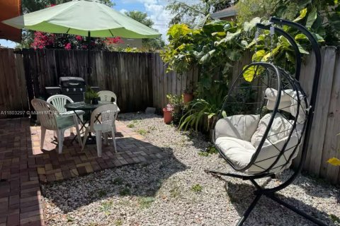 House in Hollywood, Florida 2 bedrooms, 91.51 sq.m. № 1958645 - photo 5