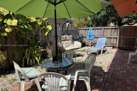 House in Hollywood, Florida 2 bedrooms, 91.51 sq.m. № 1958645 - photo 1