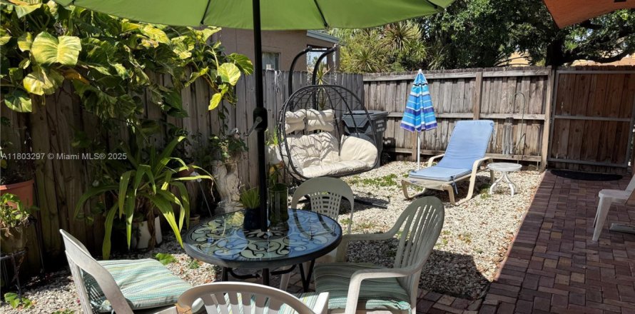 House in Hollywood, Florida 2 bedrooms, 91.51 sq.m. № 1958645