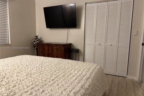 House in Hollywood, Florida 2 bedrooms, 91.51 sq.m. № 1958645 - photo 10