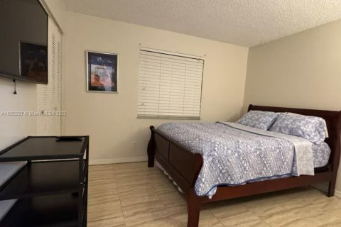 House in Hollywood, Florida 2 bedrooms, 91.51 sq.m. № 1958645 - photo 6