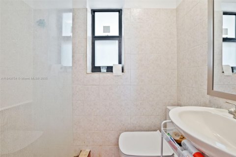 Casa en venta en Miami Springs, Florida, 7 dormitorios, 328.5 m2 № 1858797 - foto 28