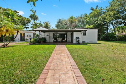 Casa en venta en Miami Springs, Florida, 7 dormitorios, 328.5 m2 № 1858797 - foto 23