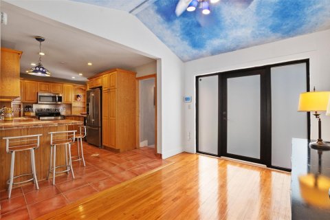 Casa en venta en Miami Springs, Florida, 7 dormitorios, 328.5 m2 № 1858797 - foto 8