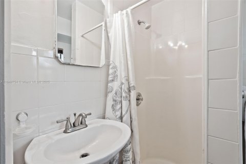 Casa en venta en Miami Springs, Florida, 7 dormitorios, 328.5 m2 № 1858797 - foto 27