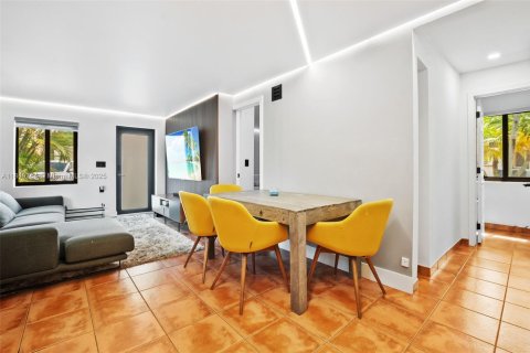 Casa en venta en Miami Springs, Florida, 7 dormitorios, 328.5 m2 № 1858797 - foto 26
