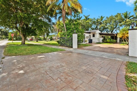 Casa en venta en Miami Springs, Florida, 7 dormitorios, 328.5 m2 № 1858797 - foto 2
