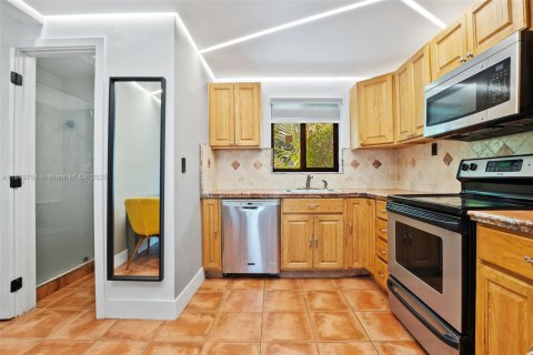 Casa en venta en Miami Springs, Florida, 7 dormitorios, 328.5 m2 № 1858797 - foto 10