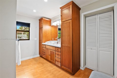 Casa en venta en Miami Springs, Florida, 7 dormitorios, 328.5 m2 № 1858797 - foto 19