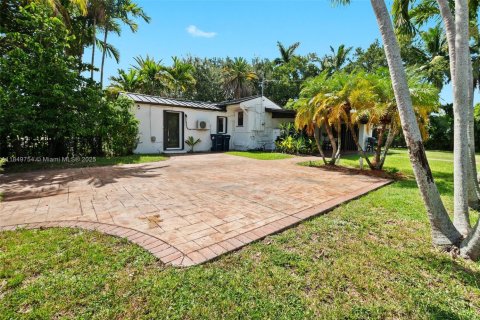 Casa en venta en Miami Springs, Florida, 7 dormitorios, 328.5 m2 № 1858797 - foto 22