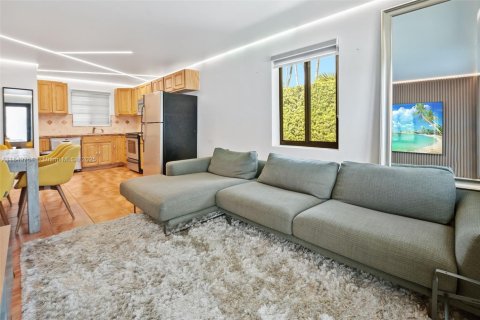 Casa en venta en Miami Springs, Florida, 7 dormitorios, 328.5 m2 № 1858797 - foto 25