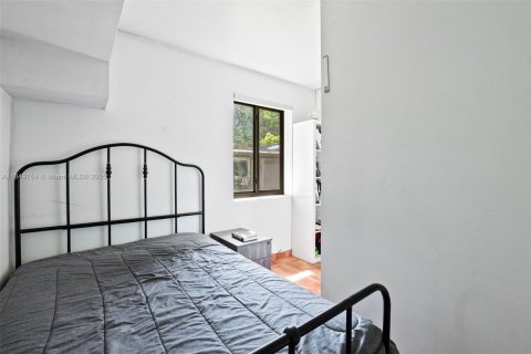 Casa en venta en Miami Springs, Florida, 7 dormitorios, 328.5 m2 № 1858797 - foto 29