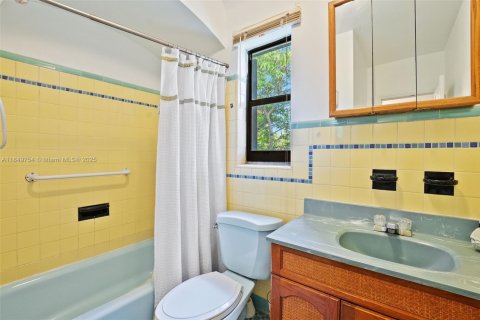 Casa en venta en Miami Springs, Florida, 7 dormitorios, 328.5 m2 № 1858797 - foto 17