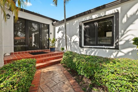 Casa en venta en Miami Springs, Florida, 7 dormitorios, 328.5 m2 № 1858797 - foto 3